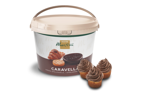Eimer Master Martini Caravella Streichcreme neben drei Cupcakes mit Schokoladen-Frosting.