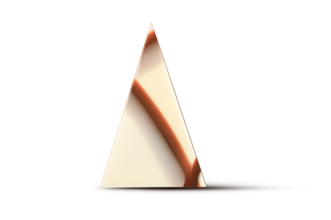 Ein dreieckiges Stück weiße Schokolade mit einer diagonalen Karamell- oder Schokoladensoße-Schliere.