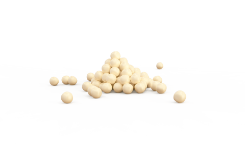 Pyramide aus kleinen cremefarbenen Kugeln mit verstreuten Kugeln auf weißem Hintergrund