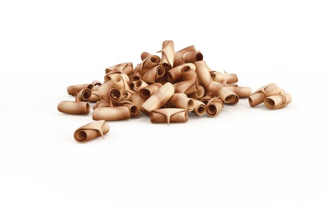Haufen gerollter Holzspäne auf weißem Hintergrund.