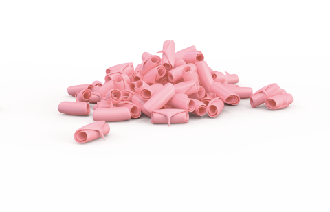 Haufen rosa, röhrenförmiger Kaugummistücke auf weißem Hintergrund