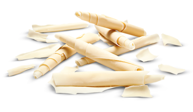 Locken aus weißer Schokolade und rollenförmige Stücke auf weißem Hintergrund verstreut.